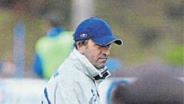 <b>CUESTIONADO. </b>La afición no entiende los cambios de Lotina.