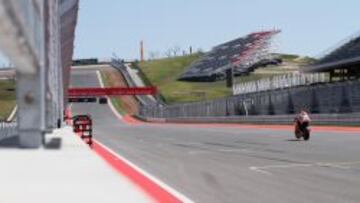 Márquez volando con su Honda en la recta de Las Américas camino de la increíble primera curva.