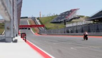 M&aacute;rquez volando con su Honda en la recta de Las Am&eacute;ricas camino de la incre&iacute;ble primera curva.