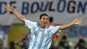 <B>GOLAZO</B>. En la prórroga del Argentina-México y cuando todo invitaba a los penaltis, Maxi Rodríguez envió un zapatazo a la escuadra con la zurda. Sin duda el gol del Mundial.