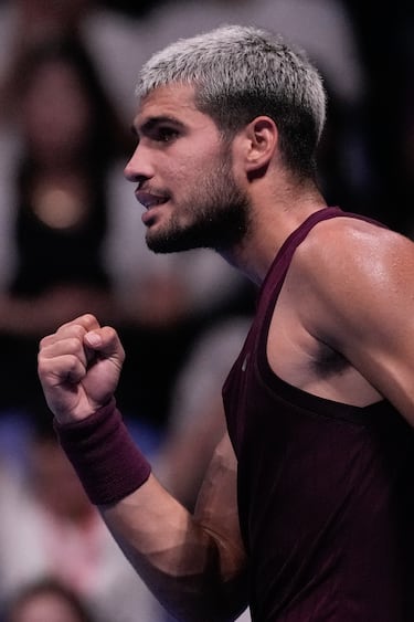 Carlos Alcaraz celebra la victoria en la final de Tokio. 