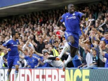 Kurt Zouma celebra el gol que le anotó a Arsenal de cabeza.