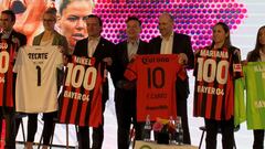 En el centro de la imagen: Mikel Arriola, con una camiseta con el número 100 del Bayer Leverkusen; a su izquierda, Arturo Sánchez y Fernando Carro, respectivamente.