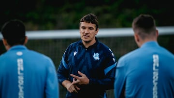 Ion Ansotegi dirige su primer entrenamiento como entrenador de la Real Sociedad.