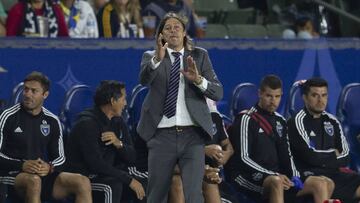 Mat&iacute;as Almeyda dirigiendo al San Jos&eacute;.