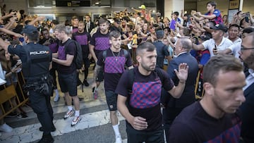 La expedición del Barça llegó a Pamblona y a las puertas del hotel de concentración le esperaba una multitud de aficinados.