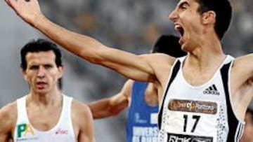 <b>SEGUNDO TÍTULO NACIONAL. </b>Arturo Casado muestra su alegría tras vencer en la final de los 1.500 metros en los Campeonatos de España.