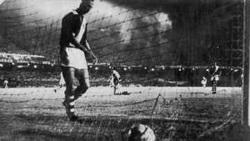 Un defensa del vasco se apresta a sacar el balón del fondo de la portería. canario acaba de marcar el segundo tanto...