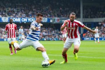 Eduardo Vargas disputa un partido ante el Stoke City en la Premier.