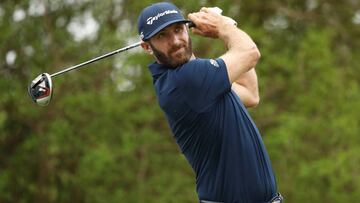 Dustin Johnson golpea la bola durante el World Golf Championships-Dell Technologies Match Play en el Austin Country Club de Austin, Texas.