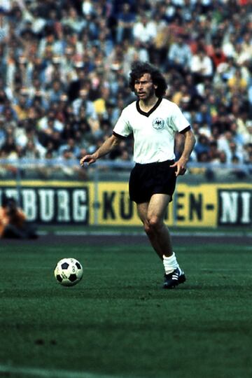 Breitner anotó en dos finales de un mundial, de penalti en 1974 y en 1982. También ha ganado la Eurocopa, en 1972. Ha sido internacional en 48 ocasiones y anotó 11 goles.