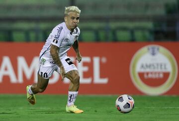 (FILES) Brazil's Santos Yeferson Soteldo controls the ball during the Copa Libertadores football tournament second round match against Venezuela's Deportivo Lara at the Olympic Stadium in Caracas on March 16, 2021. Venezuelan Yeferson Soteldo will play the 2024 season with Gremio of Porto Alegre, where he arrives on loan from Santos of Sao Paulo, which was relegated to the second division of Brazilian soccer for the first time in its legendary history, the 'gaucho' club announced on December 22, 2023. (Photo by Rayner PE�A / POOL / AFP)