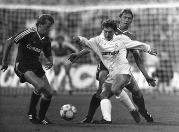 El Real Madrid cambia de marca de ropa y de firma comercial en 1986. Hummel es la marca deportiva y Parmalat, compañía de lácteos y alimentación italiana, su esponsor, que durará hasta 1989. 