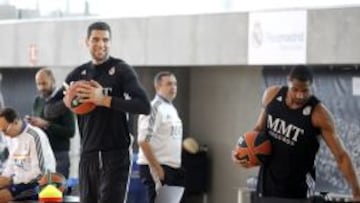 ESPERA EL ESTRASBURGO. Mejri y Darden, en el entrenamiento de ayer. En el fondo, Hugo L&oacute;pez y Cuspinera (ayudantes de Laso) y Alberto Angulo (director de la cantera).
 