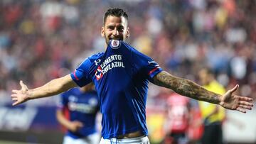 El estratega de Cruz Azul expres&oacute; que el elemento espa&ntilde;ol, refuerzo de La M&aacute;quina para el Apertura 2017 y que debut&oacute; con dos goles, le da una visi&oacute;n distinta al equipo.