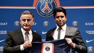 (FILES) In this file photo taken on July 5, 2022 French coach Christophe Galtier (L) and PSG's President Nasser Al-Khelaifi (R) holds a jersey as they pose at the end of a press conference after Galtier was appointed as French L1 football club Paris Saint-Germain's (PSG) head coach, at the Parc des Princes stadium in Paris. - It's the beginning of the Christophe Galtier era: the new coach of Paris SG inaugurates his mandate on July 15, 2022, with a friendly match held behind closed doors against Quevilly-Rouen (L2). (Photo by BERTRAND GUAY / AFP)