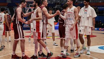 Los jugadores de Letonia y España se saludan tras el partido.