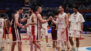 Los jugadores de Letonia y España se saludan tras el partido.