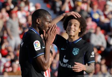 Geoffrey Kondogbia y Axel Witsel se lamentan por el gol anulado al centroafricano que habr¨ªa supuesto el 0-2 en el marcador del Power Horse Stadium.