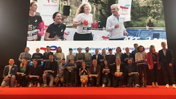 Foto de familia durante la entrega de los Premios Corredor con Mo Katir, Marta P&eacute;rez, Adel Mechaal o Ferm&iacute;n Cacho entre los premiados.