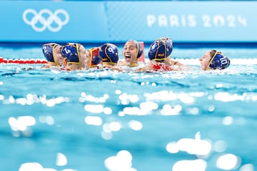 Las jugadoras celebran en el agua su triunfo ante Australia en la final de waterpolo femenino.