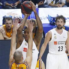 Thompkins se estrena en la Liga con 19 puntos en 17 minutos