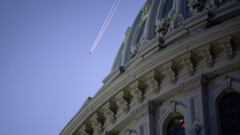 Un avi&oacute;n pasa sobre la rotonda del Capitolio de los Estados Unidos en Capitol Hill el 23 de febrero de 2021, en Washington, DC.