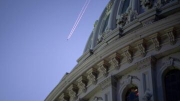 Un avión pasa sobre la rotonda del Capitolio de los Estados Unidos en Capitol Hill el 23 de febrero de 2021, en Washington, DC.