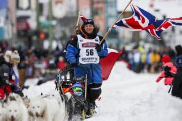 Acto ceremonial del comienzo de la carrera de trineos con perros que se celebró el pasado sábado en Anchorage, Alaska.