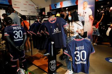 Numerosos aficionados del Paris Saint-Germain se han agolpado en la puerta de la tienda oficial del estadio para conseguir una camiseta del astro argentino.