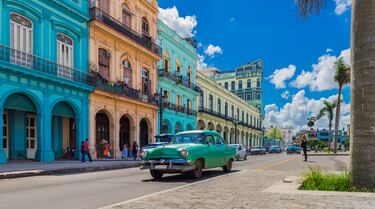Uno de los estereotipos que han definido a la capital de Cuba su colorido y sus calles tan pintorescas. Esta práctica está asentada a lo largo de su historia, donde el color empleado se utilizaba para amortiguar el resplandor de la brillante luz tropical.