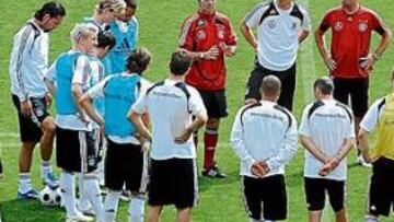 <b>UN BLOQUE VERSÁTIL. </b>Joachim Löw, que en la imagen habla con sus jugadores, ha demostrado que tiene capacidad de maniobra para superar los contratiempos.