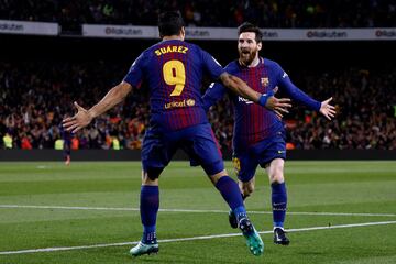 2-1. Messi celebró el segundo gol con Luis Suárez.
