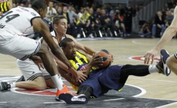 Jaycee Carroll intenta hacerse con el balón. 
