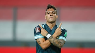 Lautaro Martínez celebra un gol con Argentina.