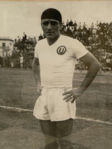 3. Lolo Fernández - Perú. Fue el goleador de la edición de 1939. En total anotó en 15 oportunidades.