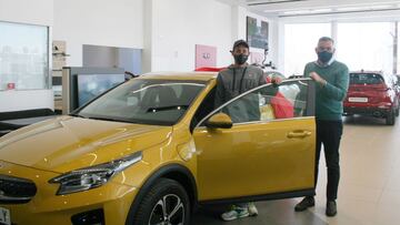Roberto Carballés recibe su coche cortesía de Kia.