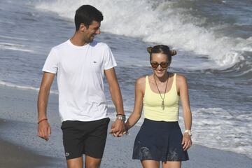 El tenista serbio, ganador del ¨²ltimo Wimbledon, y su mujer Jelena ?okovi? disfrutan de unos d¨ªas de descanso en la Costa del Sol espa?ola.