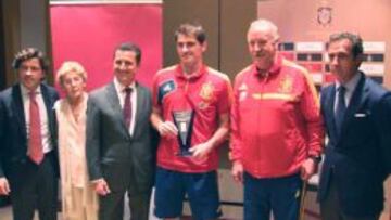 Casillas, con la distinción de la Spain Florida Foundation, y Del Bosque al lado.