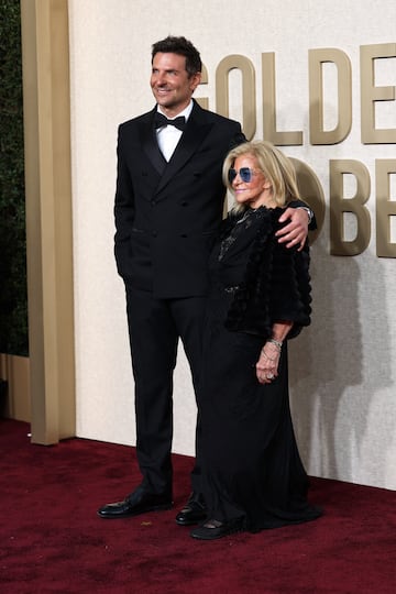 Gloria Campano y Bradley Cooper en los Golden Globes 2024. REUTERS/Mike Blake