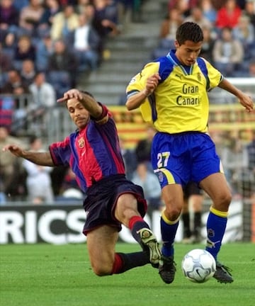 Jorge conduce la pelota ante Sergi Barjuan en el Camp Nou.