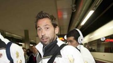 <b>LLEGÓ A CASA. </b>Tamudo, entre Cobeño y Casado, a su llegada a Barcelona ayer por la tarde.