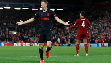 Llorente, en Anfield. Acaba de donar su camiseta a una rifa ben&eacute;fica. 