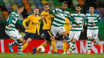 Soccer Football - Europa League Quarter Final Second Leg - Sporting CP v Atletico Madrid - Estadio Jose Alvalade, Lisbon, Portugal - April 12, 2018   Atletico Madrid&#039;s Koke in action with Sporting&#039;s Ruben Ribeiro and Radosav Petrovic    REUTERS/