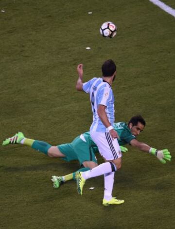 Gonzalo Higuaín pica el balón ante la salida de Claudio Bravo.