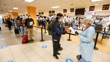 Handout picture release by the Peruvian Health Ministry (Minsa) showing a health worker checking on passengers arriving in Peru as a measure against the new faster spreading variant of coronavirus first identified in the UK, at the Jorge Chavez airport in Lima on January 4, 2021. - Peru on Monday reinforced its epidemiological surveillance at airports to snuff out the threat of the new variant experts believe could be more transmissible, the Health Ministry reported. (Photo by KAREL NAVARRO / Peruvian Ministry of Health / AFP) / RESTRICTED TO EDITORIAL USE - MANDATORY CREDIT &quot;AFP PHOTO / PERU&#039;S HEALTH MINISTRY&quot; - NO MARKETING - NO ADVERTISING CAMPAIGNS - DISTRIBUTED AS A SERVICE TO CLIENTS