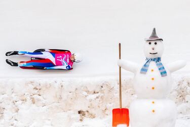 La japonesa Yuki Ishikawa desciende a toda velocidad en Saint Moritz (Suiza) durante la competición femenina de luge de los Juegos Olímpicos de la Juventud de Lausana. La nipona alcanzó cerca de los 120 kilómetros por hora en una disciplina frenética en la que la piloto maneja su trineo con el cuerpo durante casi dos minutos.