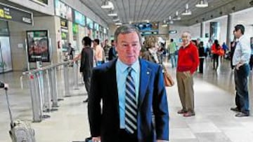 <b>TODAS LAS MIRADAS PUESTAS EN ÉL. </b>Javier Clemente fue la gran atracción a la llegada de la expedición del Real Valladolid a Los Rodeos.