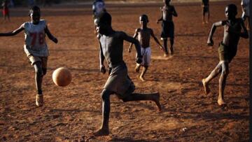 Ni&ntilde;os africanos jugando al f&uacute;tbol