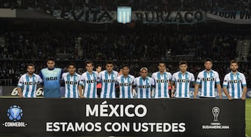 En esta fotografía vemos al conjunto argentino posando con la manta de apoyo a México.